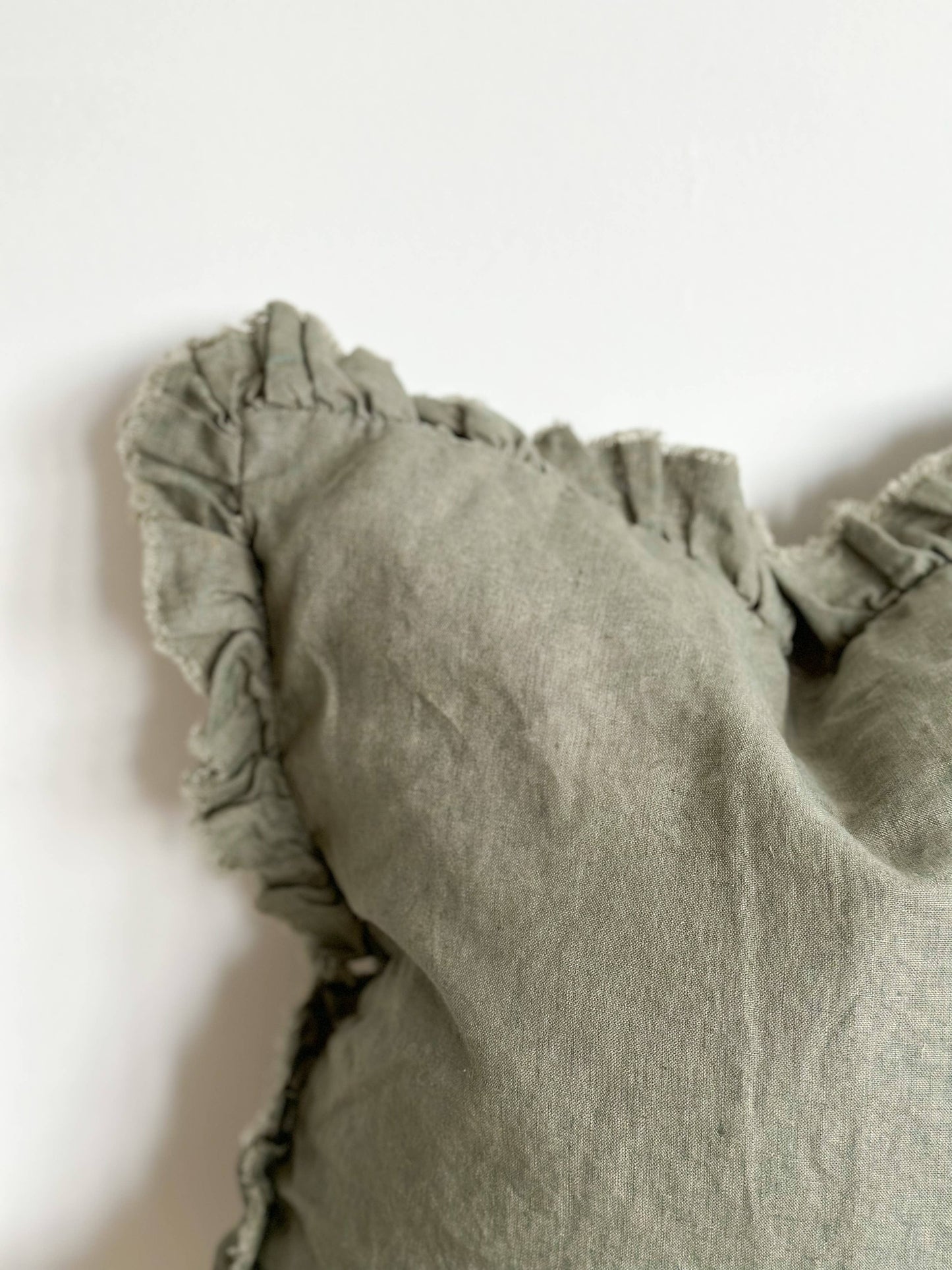 Hallie Ruffled Linen Cushion – Khaki