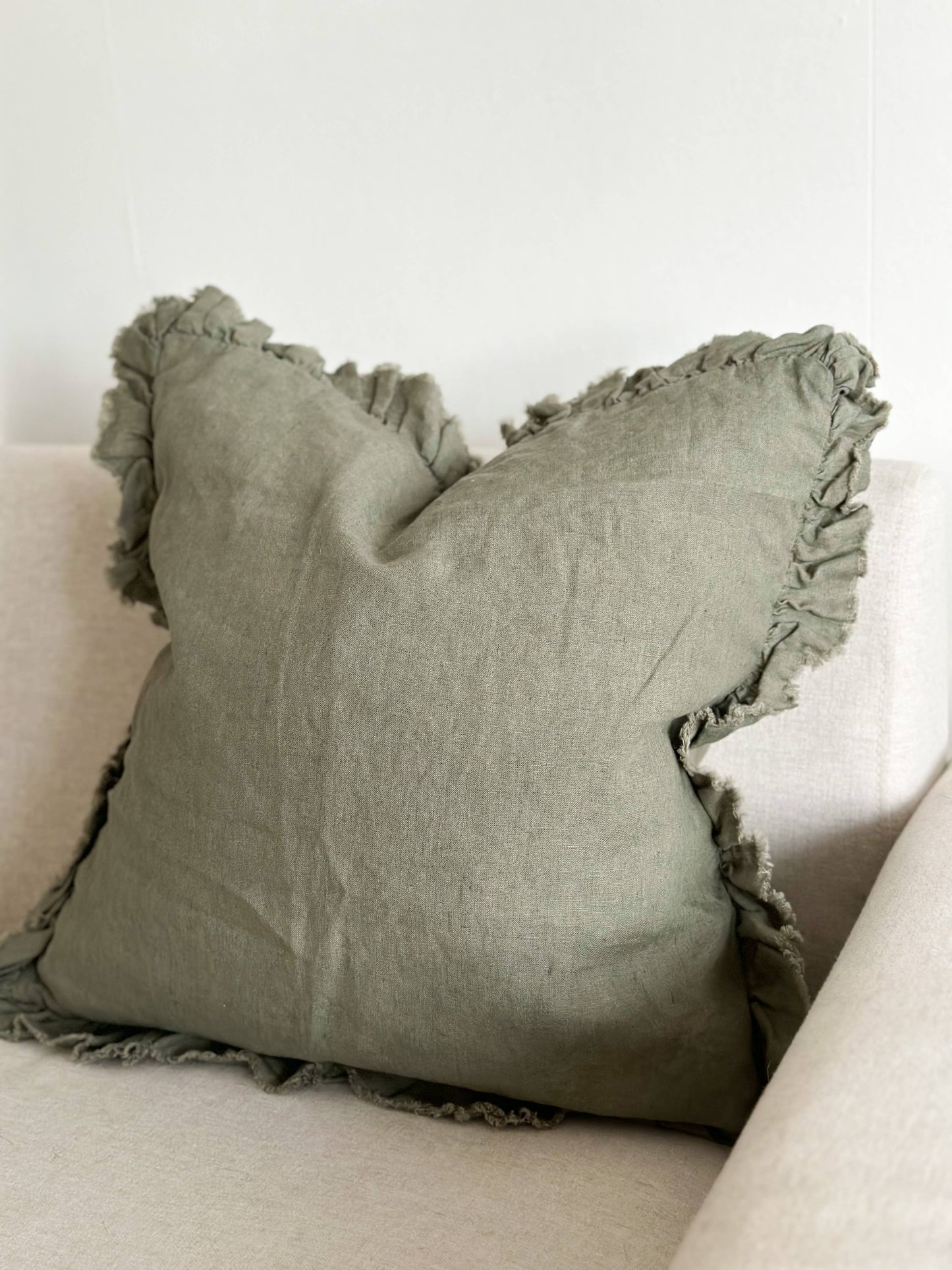 Hallie Ruffled Linen Cushion – Khaki